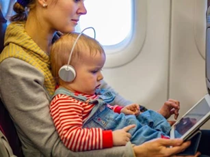 Mẹo hay giúp trẻ không quấy khóc trên máy bay