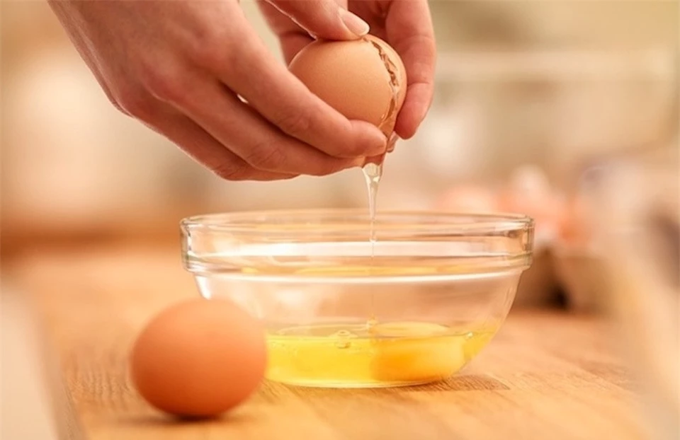 Cánh phân biệt trứng gà ta thật với trứng gà công nghiệp tẩy trắng