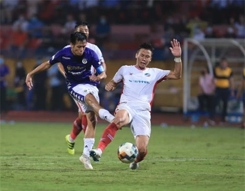 Văn Quyết (trái) trong một lần đụng độ tóe lửa cùng Ngọc Hải tại V.League 2020 Ảnh: Đức Cường