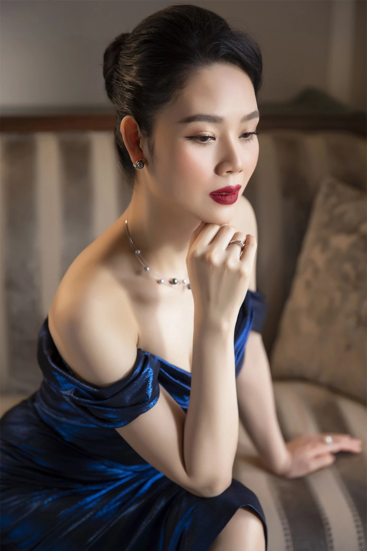 Mai Phương sinh năm 1985, cô đăng quang Hoa hậu Việt Nam năm 2002 khi mới tròn 17 tuổi.