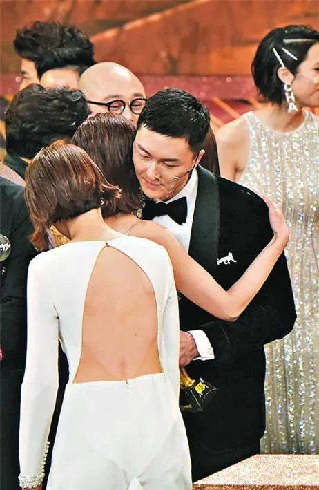 Vương Hạo Tín vừa giành cúp vàng TVB đã đối mặt với tin đồn hôn nhân rạn nứt - Ảnh 3.