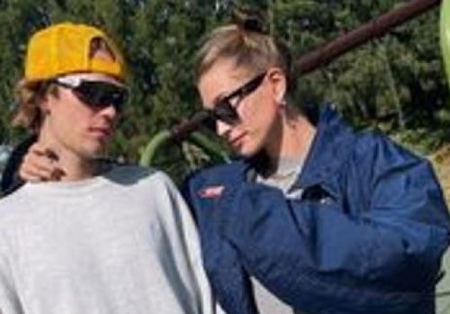 Vợ chồng Justin Bieber mặc đồ đôi, tạo dáng "siêu ngầu" trong hình ảnh mới