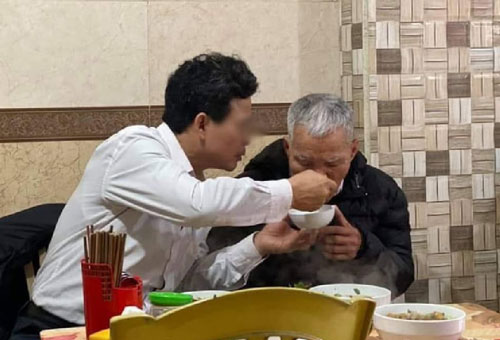 Cảm động chàng trai giữ lời hứa, hơn 10 năm chăm sóc bố mẹ bạn gái đã khuất