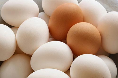 Cánh phân biệt trứng gà ta thật với trứng gà công nghiệp tẩy trắng