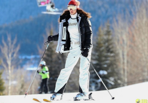 Bella Hadid để mặt mộc đi trượt tuyết cùng bạn bè