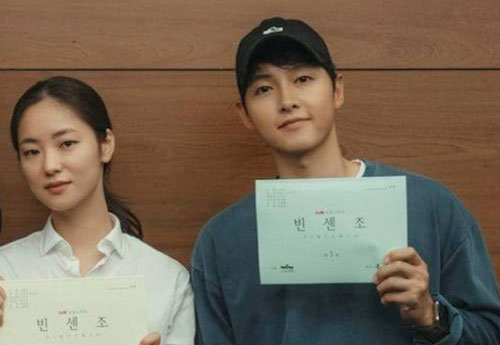 Song Joong Ki lộ diện bên 'người tình màn ảnh' mới sau khi Song Hye Kyo tuyên bố trở lại vào năm nay