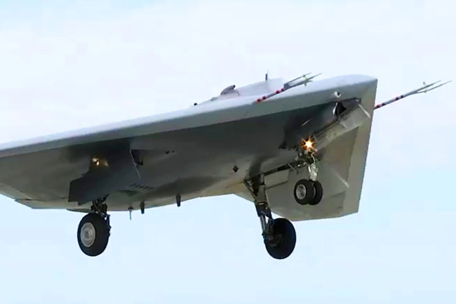 UAV Okhotnik lần đầu thử nghiệm ném bom từ khoang vũ khí