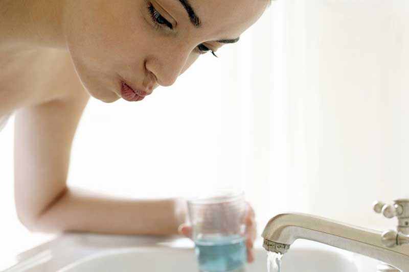 Buổi tối chăm chỉ ngậm thứ nước này, sáng dậy cao răng bật ra từng mảng mà không cần đi gặp nha sĩ