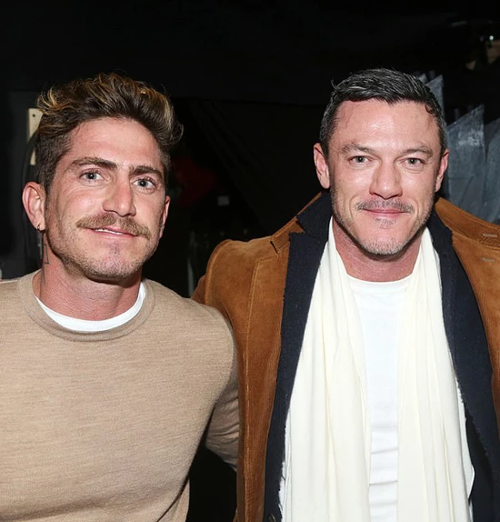 Tài tử Luke Evans (phải) và đạo diễn Rafael Olarra.