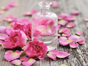 Tự nấu nước hoa hồng tại nhà ai cũng làm được