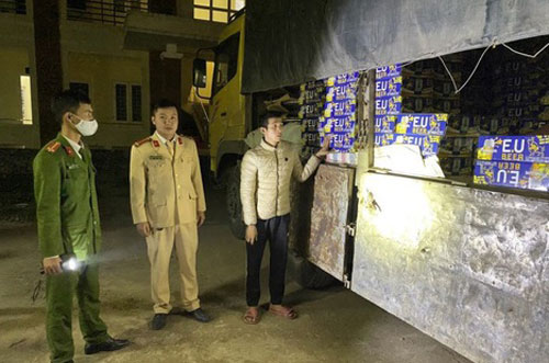 Quảng Bình: Chở hàng lậu, tài xế, phụ xe còn dương tính với ma túy