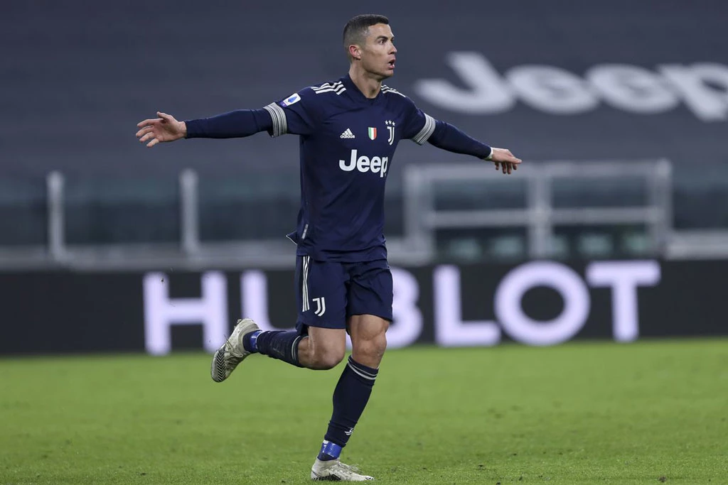 Tiền vệ cánh phải: Cristiano Ronaldo (Juventus, 35 tuổi, định giá chuyển nhượng: 60 triệu euro).