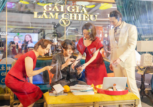 Kaity Nguyễn, Lê Khanh giao lưu với khán giả khi bị nhốt trong lồng kính