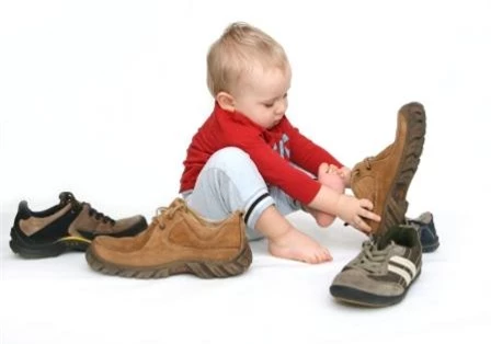 Trẻ sơ sinh tốt nhất nên tập đi bằng giày vải hoặc vớ