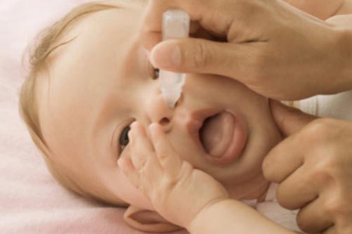 Sai lầm phổ biến khi dùng nước muối sinh lý hại nghiêm trọng tới trẻ