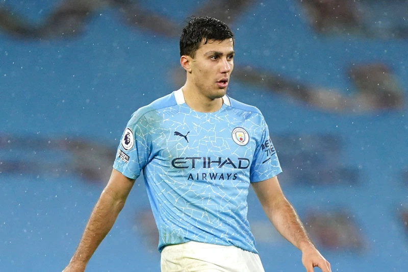 Tiền vệ: Rodri (Man City, điểm số trung bình: 7,38).