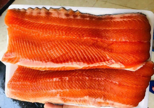 Giá cá hồi Sa Pa giảm sâu, dân buôn ồ ạt "bán tháo" trên chợ mạng