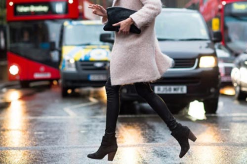 Mẹo vặt giúp làm sạch giày da lộn trong những ngày mưa phùn