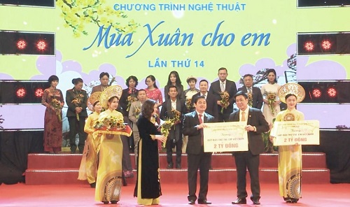 Quỹ Từ thiện Kim Oanh đóng góp 2 tỷ đồng hỗ trợ các hoạt động chăm lo cho trẻ em