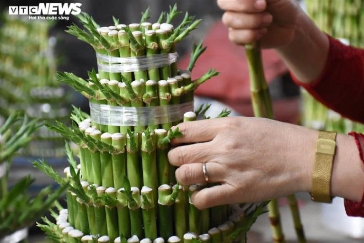 Các hộ dân ít bán lẻ, chủ yếu là bán cho khách buôn từ các tỉnh như Bắc Giang, Hà Nội, Hưng Yên... đi xe tải tới chở hàng về.