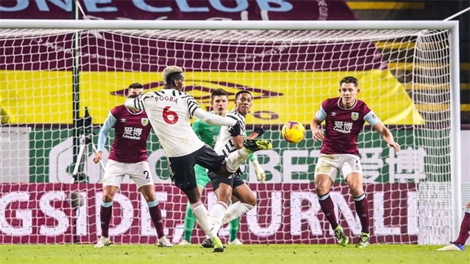 Cú dứt điểm may mắn của Pogba đem về bàn thắng duy nhất ở trận Burnley vs M.U