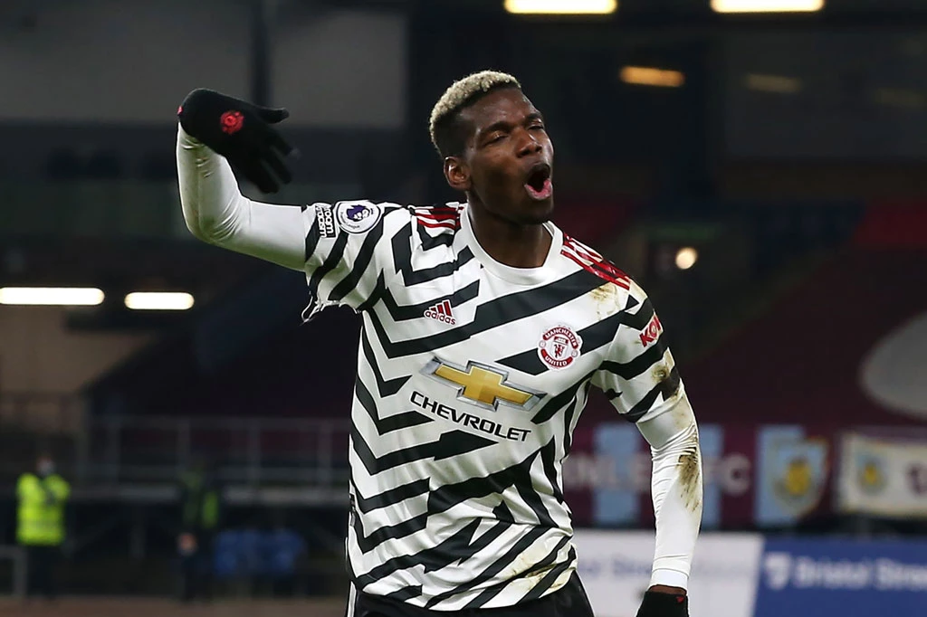 Pogba ăn mừng bàn thắng.