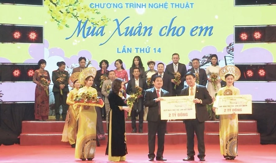 Ông Nguyễn Thuận, Chủ tịch danh dự Quỹ Từ thiện Kim Oanh trao hỗ trợ các hoạt động chăm lo trẻ em năm 2021. 