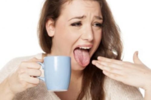 Chẳng may ăn phải đồ nóng khiến lưỡi bị bỏng rát, hãy làm theo cách này để giảm đau