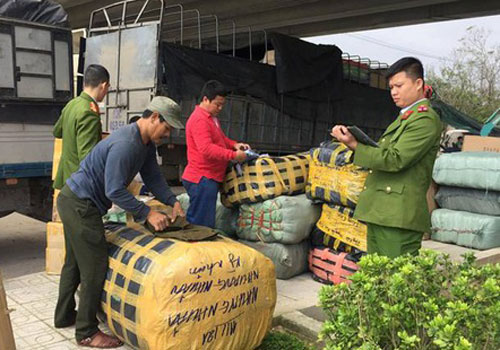 Quảng Nam: Bắt xe tải chở số lượng lớn hàng nhập lậu, hàng giả