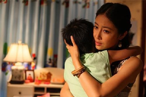 Nghe thấy chồng ví con riêng của vợ như "của nợ", cô vợ mới cưới để lại một thứ rồi đưa con bỏ đi khiến chồng "xanh mặt"