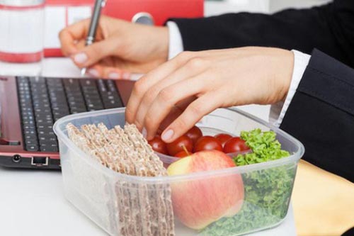 Thói quen ăn trưa tại bàn làm việc của dân văn phòng gây nhiều bệnh