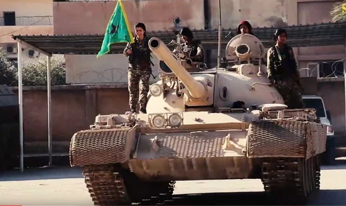 Xe tăng hạng trung T-55 do các nữ binh người Kurd điều khiển. Ảnh: Topwar.