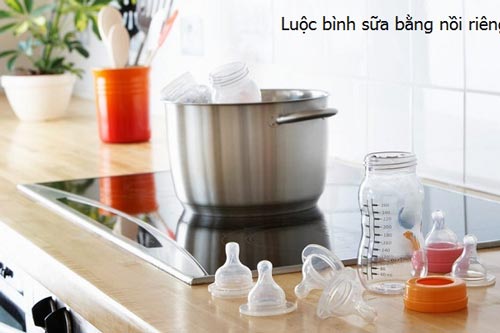 Khử trùng bình sữa của con bằng nước nóng là chưa đúng, đây mới là cách làm chính xác