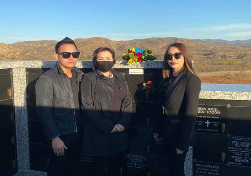 Con trai và em gái ruột Hoài Linh đến thăm viếng nơi an nghỉ của cố nghệ sĩ Chí Tài