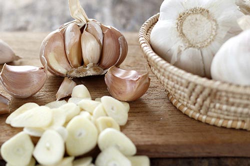 4 nguyên liệu trị mụn trứng cá rẻ tiền nhất