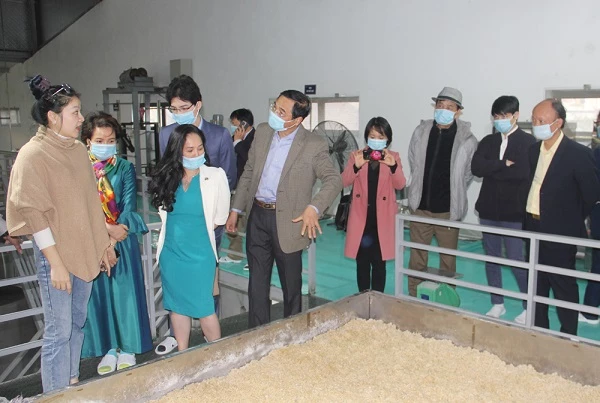 Các đại biểu thăm quan Nhà máy SX rượu gạo truyền thống và nước uống tinh khiết Dạ Lan.