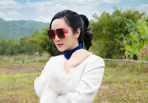 Giáng My xé những bức ảnh do photo địa phương chụp vì quá kém chất lượng