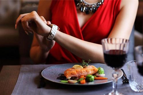 Tại sao người tiểu đường nên ăn tối đúng giờ?