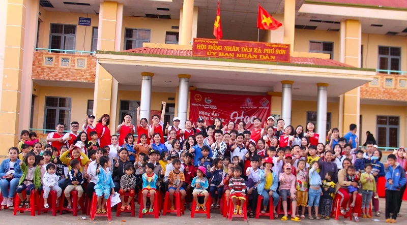 Trong tiết trời lạnh giá, hàng trăm thiếu nhi và người dân xã Phú Sơn, huyện Bù Đăng được sưởi ấm bởi Chương trình “Nắng ấm biên cương IV - Hoa màu lửa” đầy màu sắc do CLB Warm Hugs - ĐH Kinh tế Tài chính (TP. HCM) tổ chức. 