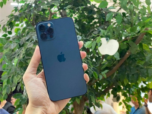 Người Việt cần làm việc bao nhiêu ngày để mua iPhone 12? - Ảnh 1.