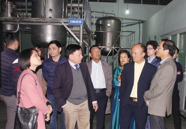 Các đại biểu thăm Công ty CP Dược - Vật tư Y tế Thanh Hoá.