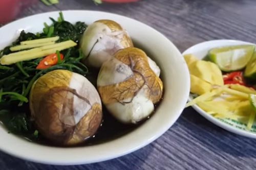 Trứng vịt lộn hầm ngải cứu: Món ngon chữa đau đầu hiệu quả