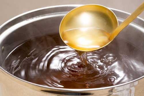 ''Bắt bệnh'' nồi nước dùng mất ngon vì những sai lầm khi cho gia vị