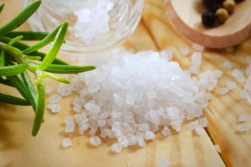 Pha nước muối rửa mặt, da trở nên sáng hồng mịn màng
