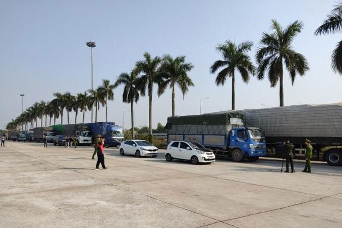 Bắt giữ 14 xe chở hơn 300 tấn hàng lậu