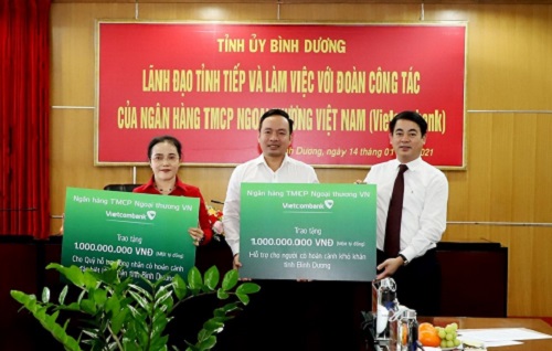 Bình Dương: Vietcombank trao 2 tỷ đồng hỗ trợ công nhân và người có hoàn cảnh khó khăn