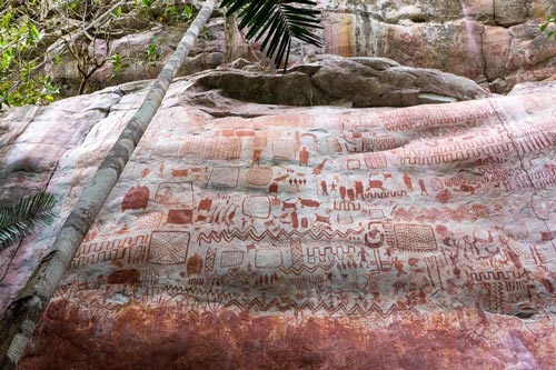 Bức tranh cổ tiết lộ về cuộc sống con người và những sinh vật khổng lồ