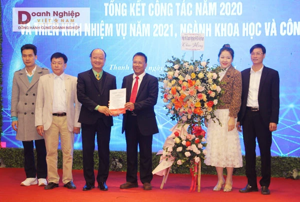 Chủ tịch Hiệp hội Doanh nghiệp KH&CN Việt Nam trao quyết định thành lập CLB Doanh nghiệp KH&CN Thanh Hóa