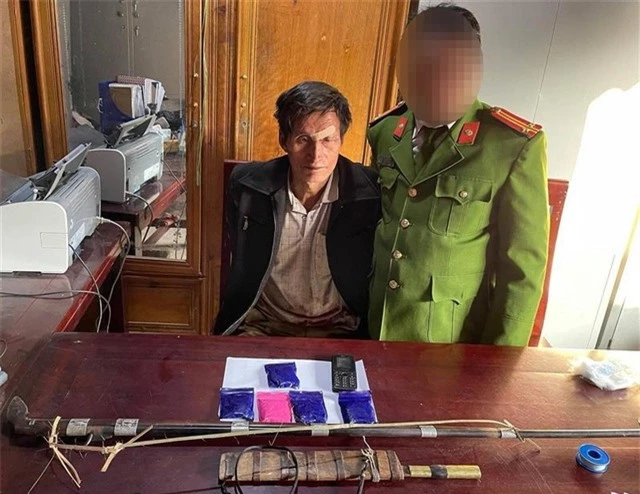Cáo già bán lẻ ma túy vùng biên Nghệ An chống cự khi bị bắt giữ - 1