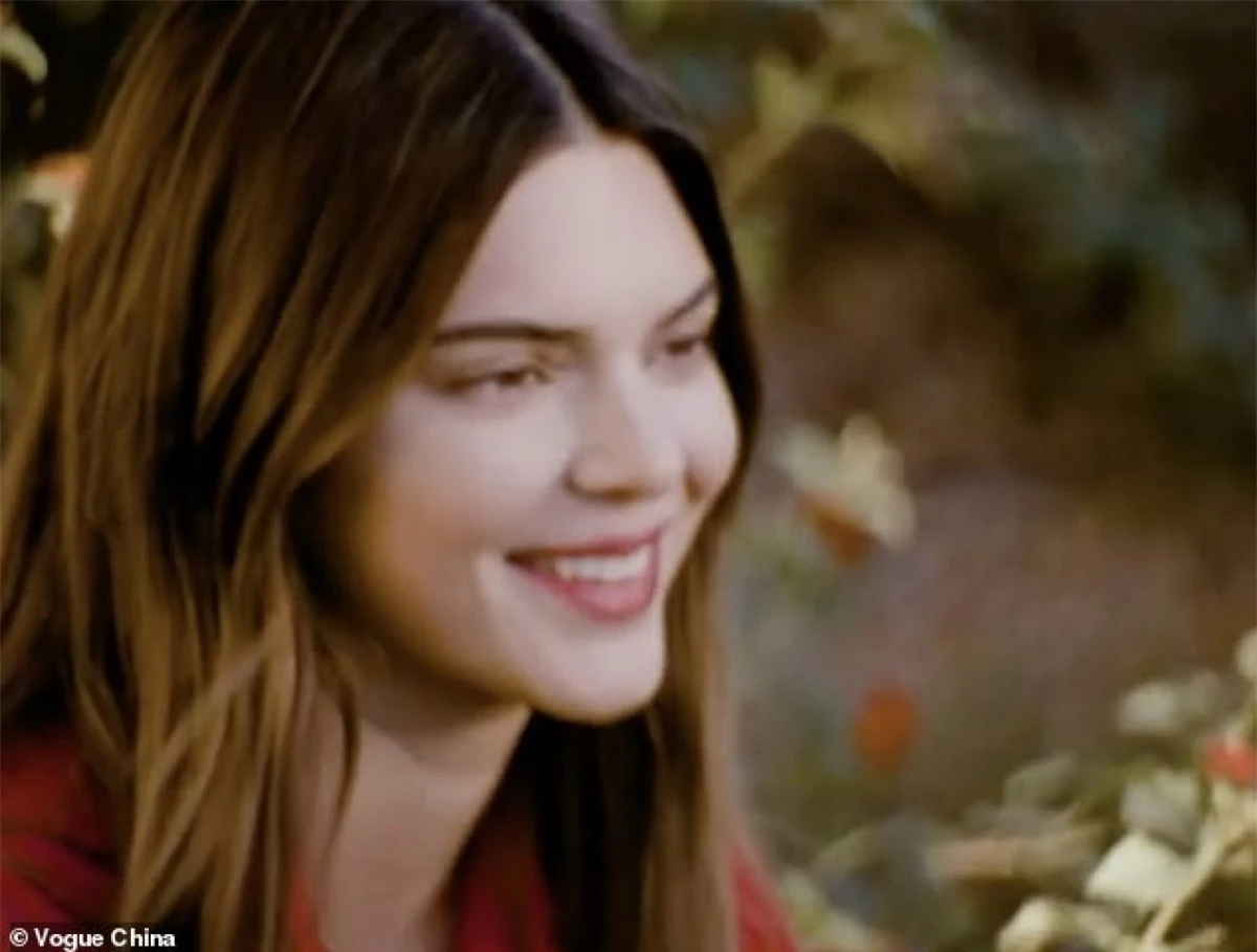 Chính vì vậy, để khẳng định bản thân, Kendall Jenner nói cô phải nỗ lực hơn nhiều hơn nữa.